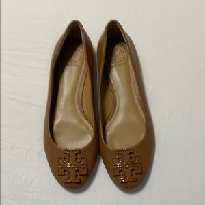 New Tory Burch tan flats. Size 5